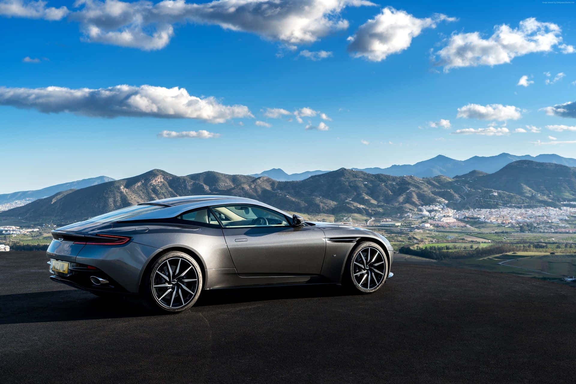 Fondode Pantalla: Aston Martin Db11 Con Estilo: Un Rendimiento Sofisticado Se Encuentra Con Una Elegancia Sin Igual. Fondo de pantalla