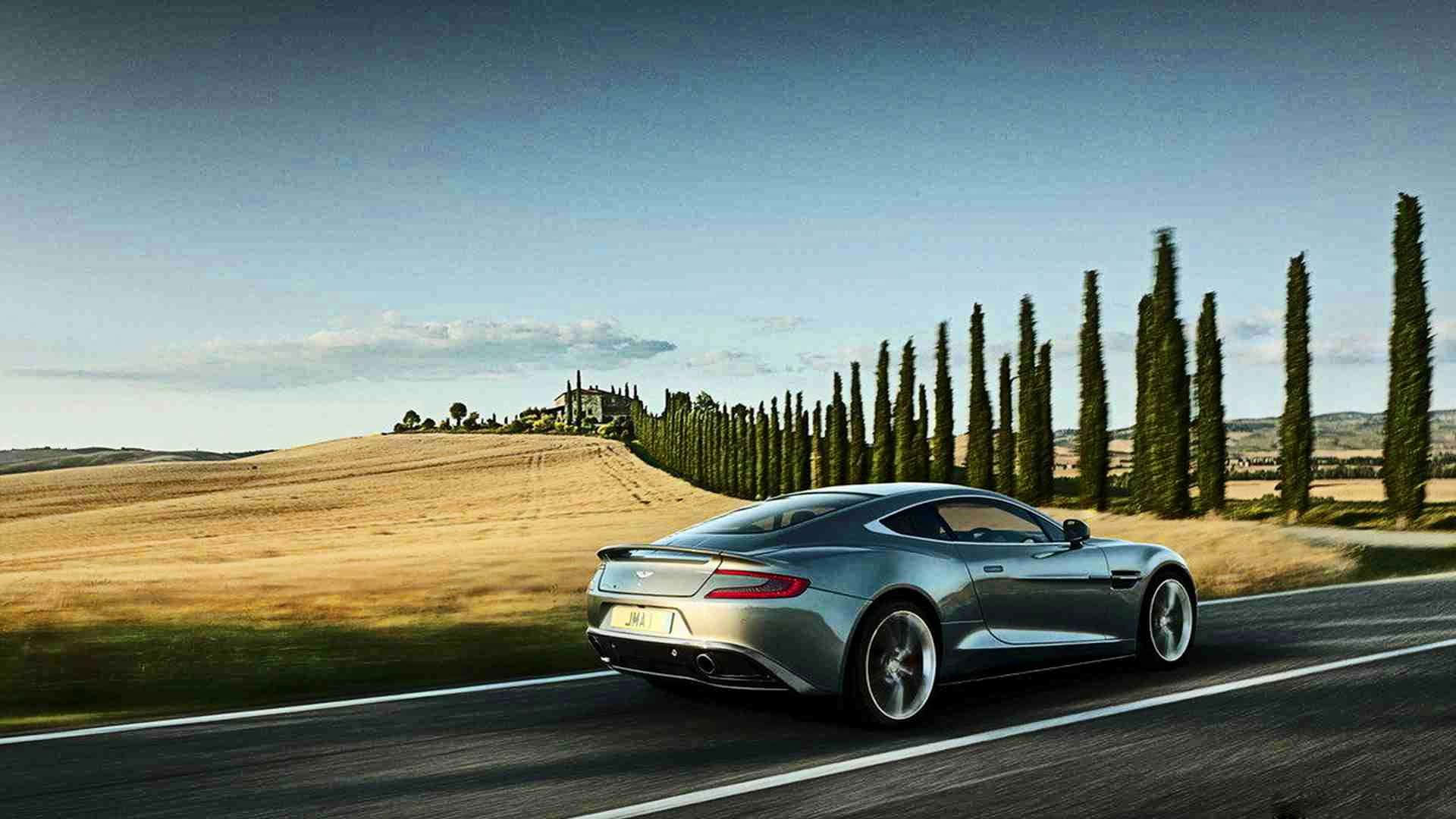 Elimpresionante Aston Martin Db9 En Elegante Movimiento. Fondo de pantalla