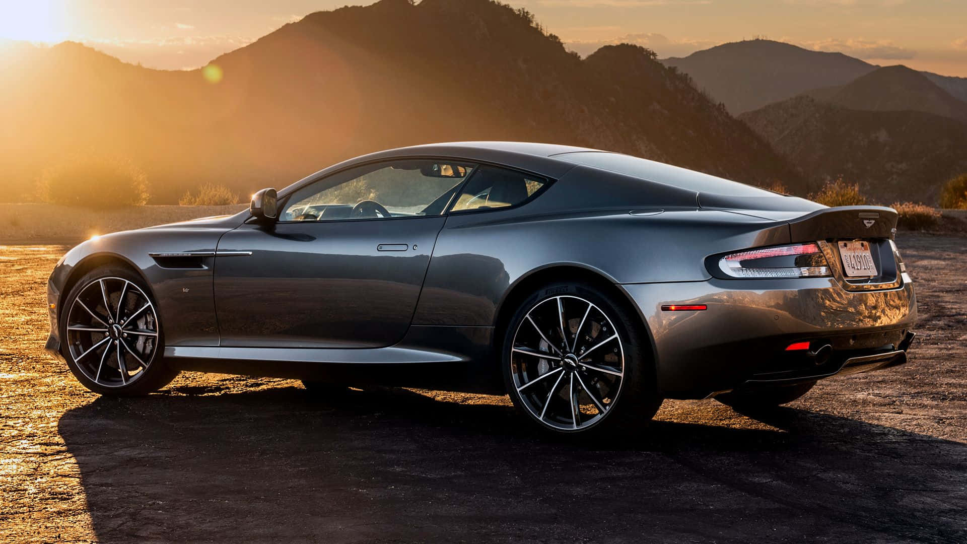 Fondode Pantalla: Aston Martin Db9 - Lujo Y Rendimiento En Exhibición. Fondo de pantalla