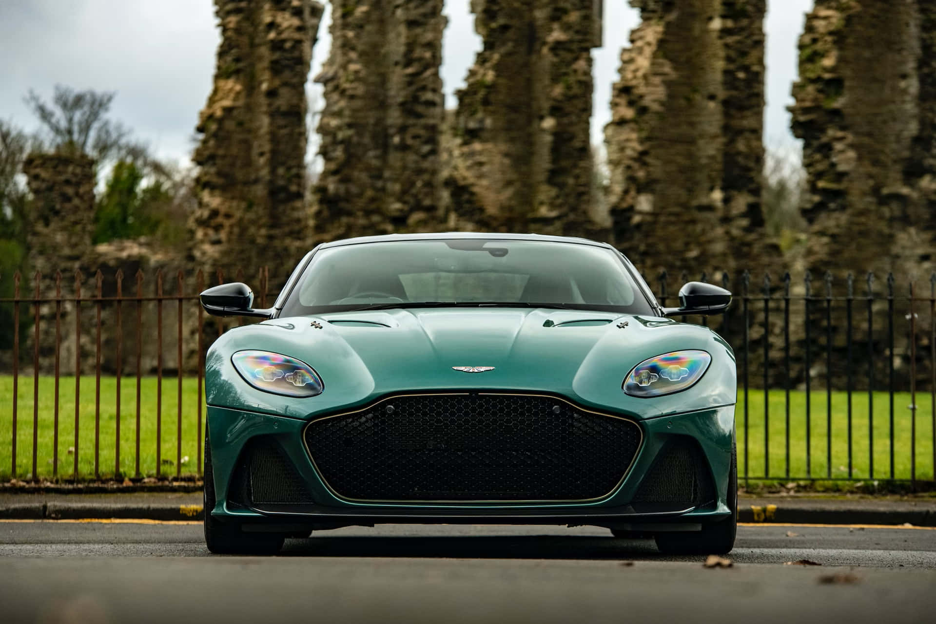 Astonmartin Dbs Superleggera: La Máxima Expresión De Los Autos Deportivos De Lujo Británicos. Fondo de pantalla