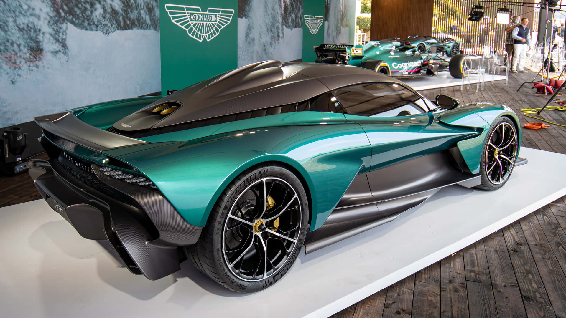 Utforskanya Världar I En Aston Martin