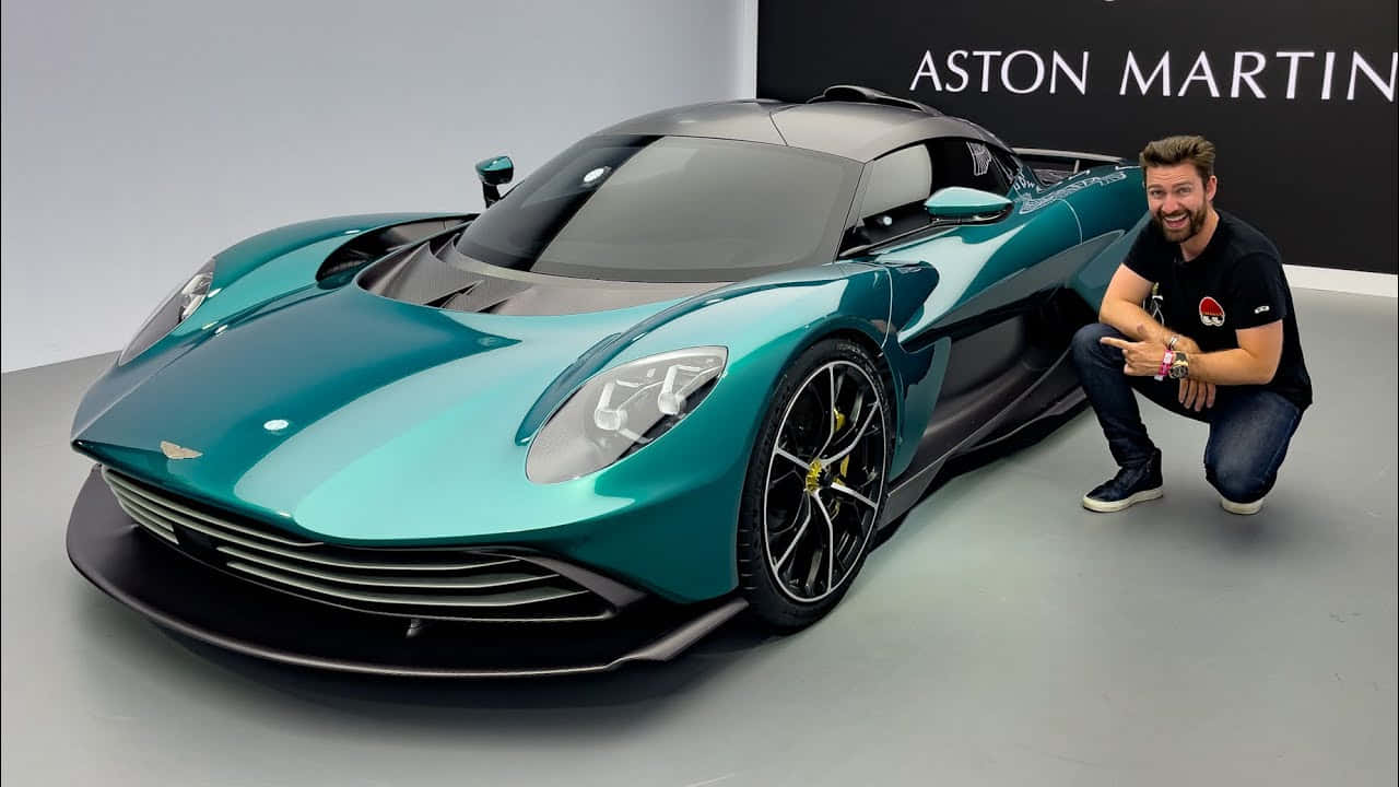 Elegantee Potente Aston Martin