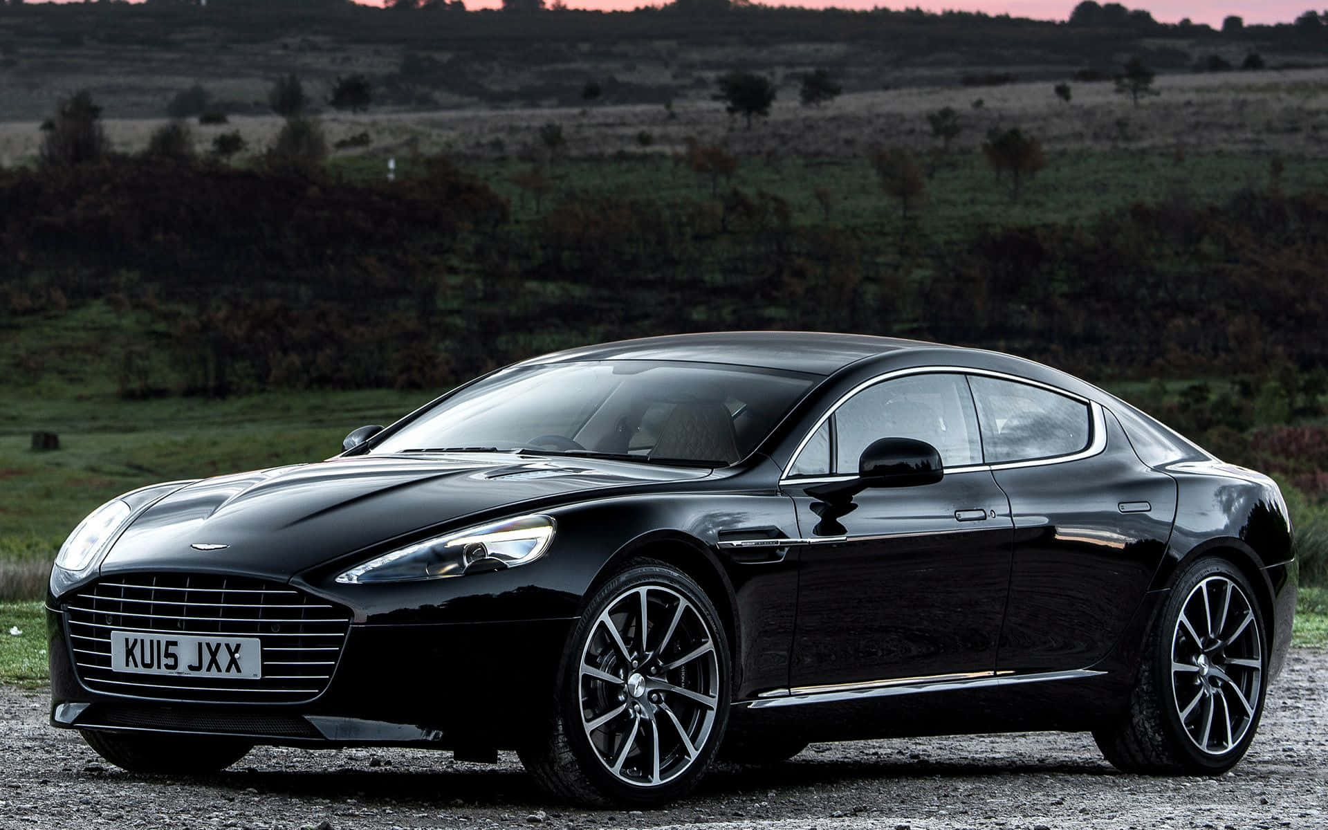 Impresionanteaston Martin Rapide S En Acción. Fondo de pantalla