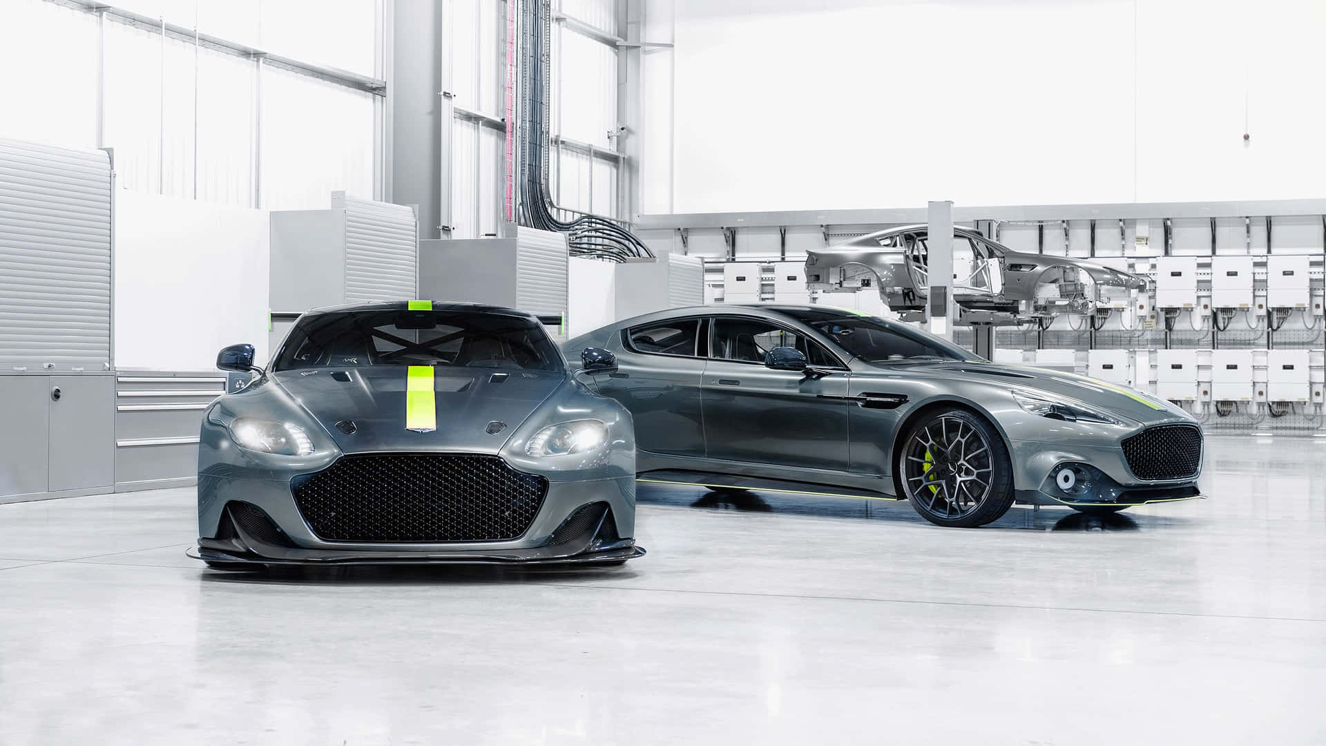 Unimpresionante Aston Martin Rapide S En Movimiento. Fondo de pantalla