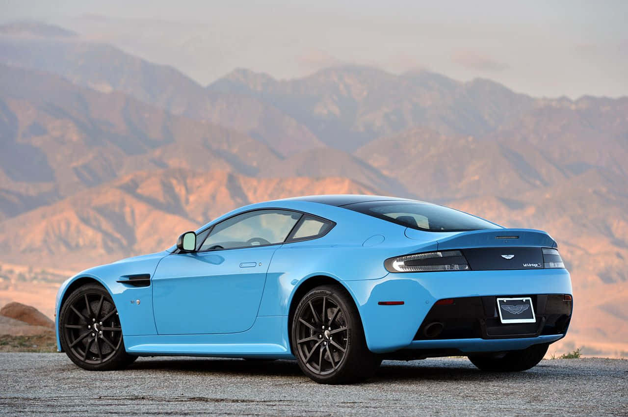 Astonmartin V12 Vantage: Estilo Y Rendimiento Se Unen. Fondo de pantalla