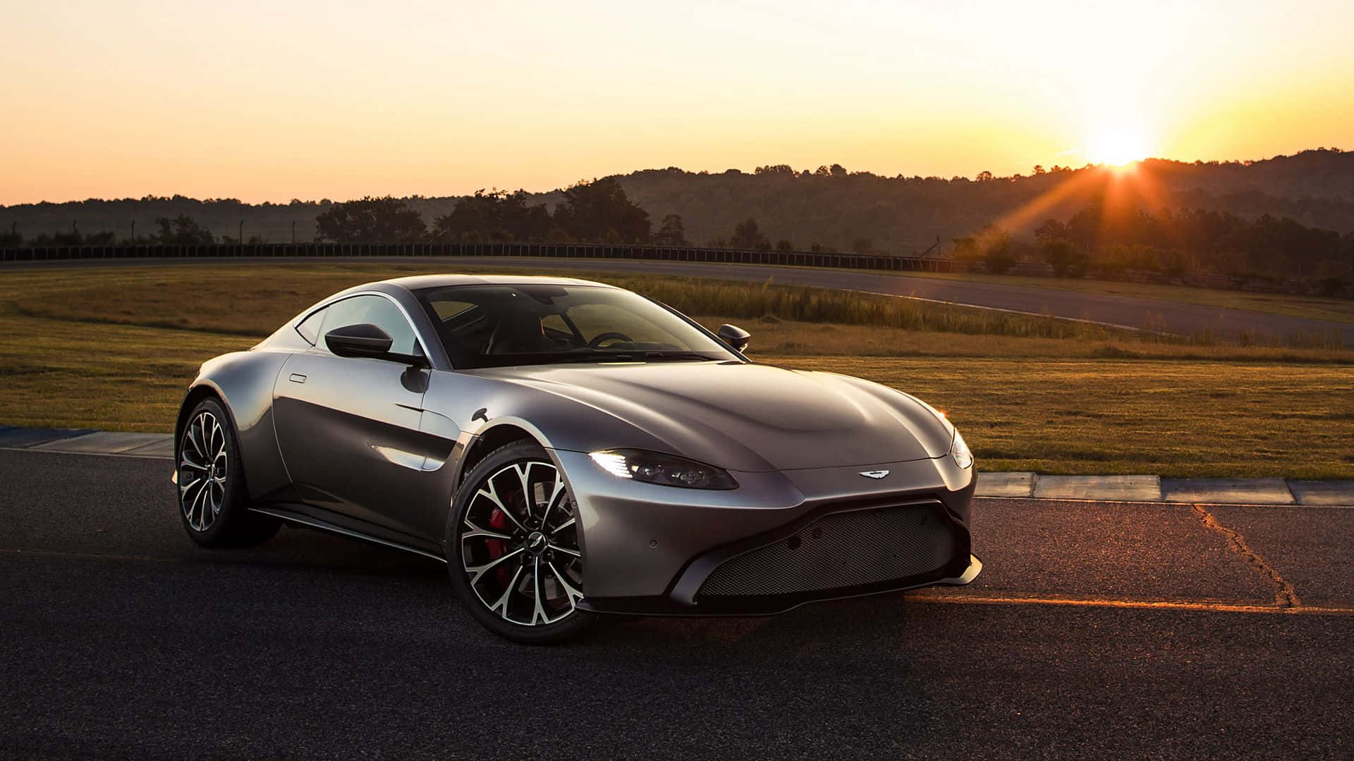 Fondode Pantalla: Aston Martin V12 Vantage: La Elegancia Se Encuentra Con El Rendimiento Fondo de pantalla