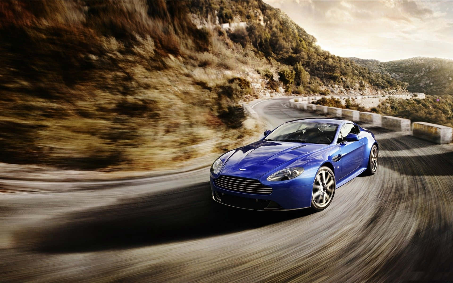 Impresionanteaston Martin V12 Vantage En Movimiento. Fondo de pantalla