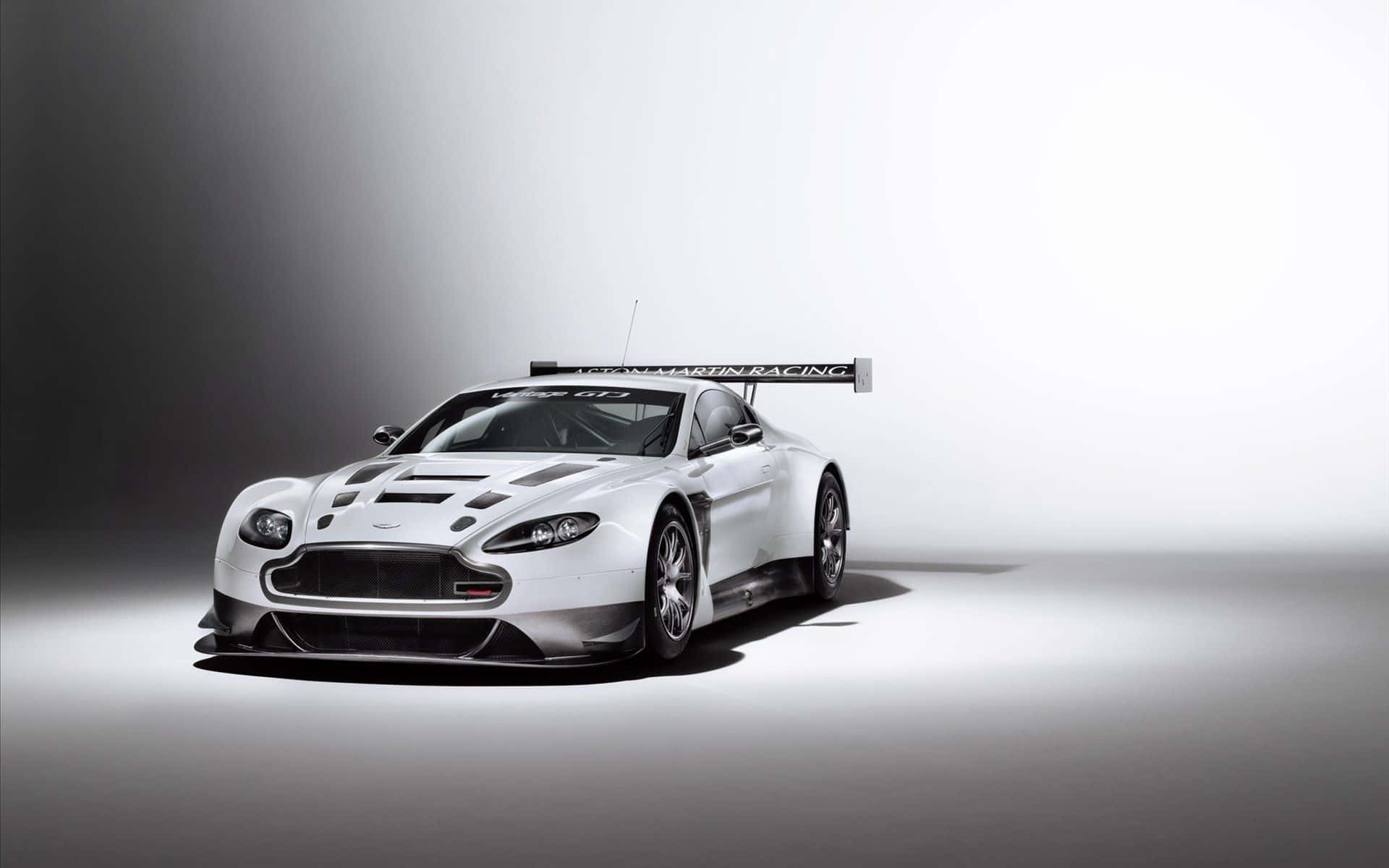 Astonmartin V12 Vantage: La Potencia Se Encuentra Con La Elegancia. Fondo de pantalla