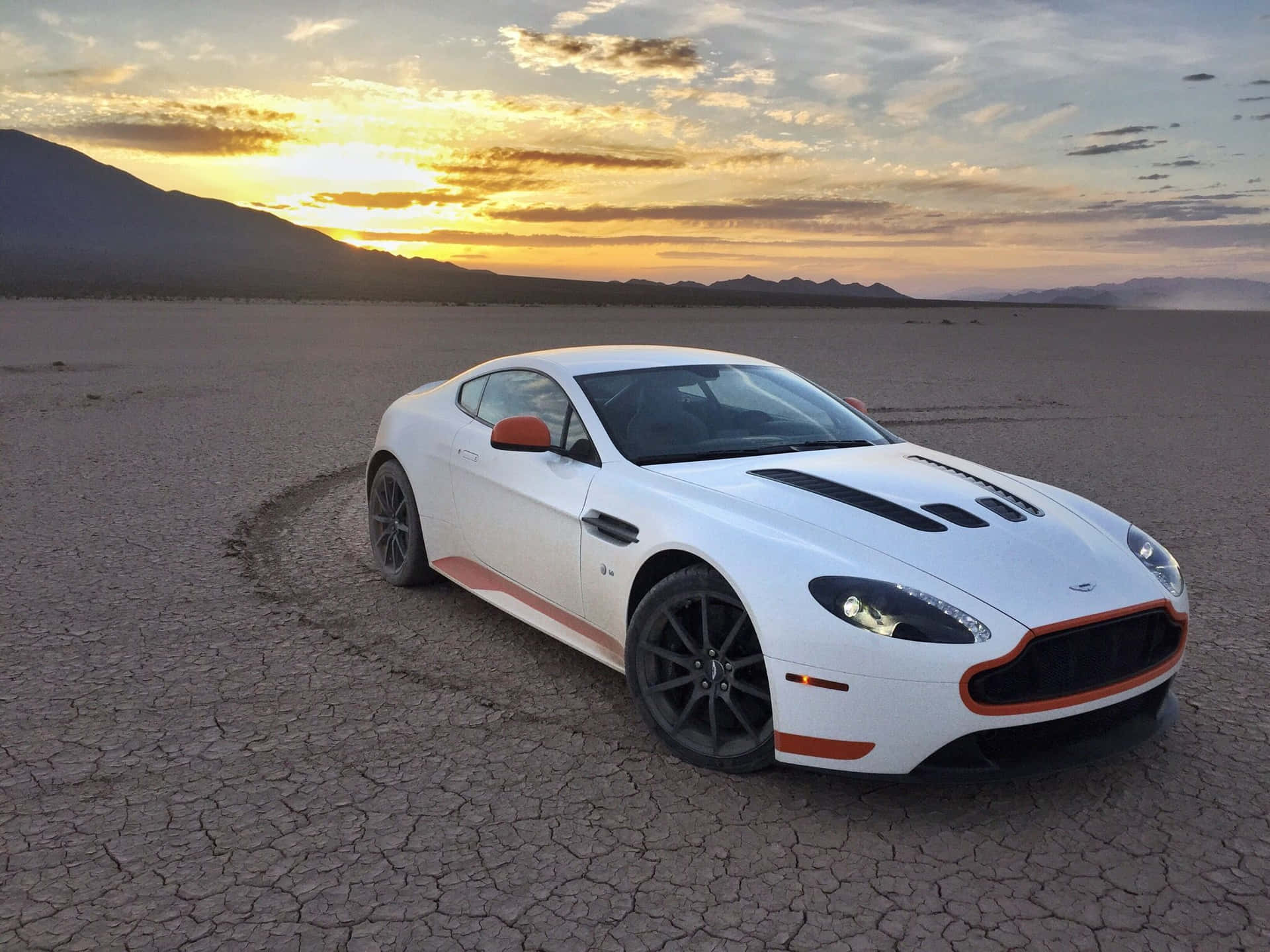 Eleganteaston Martin V12 Vantage En Movimiento Fondo de pantalla