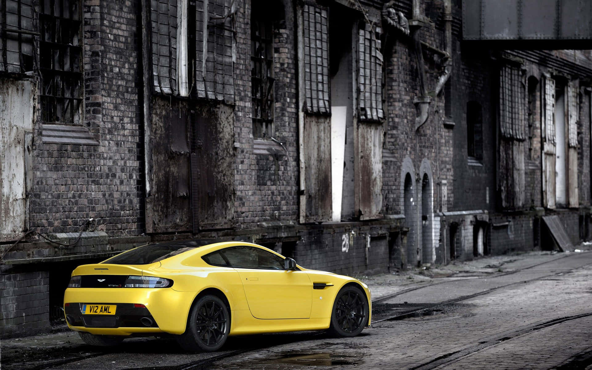 Astonmartin V12 Vantage - El Poder Se Encuentra Con La Elegancia. Fondo de pantalla