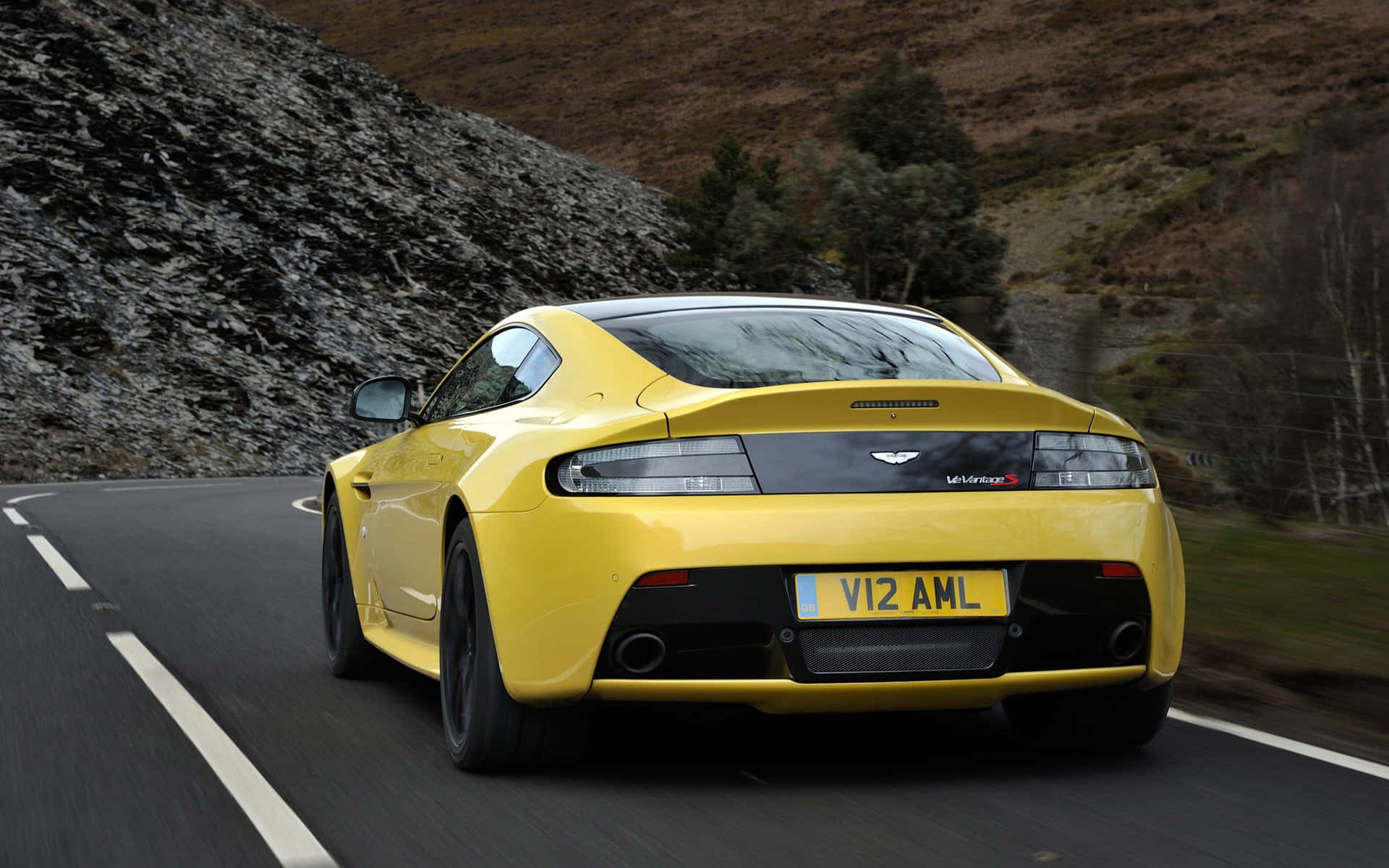 Astonmartin V12 Vantage - Una Impresionante Exhibición De Potencia Y Elegancia. Fondo de pantalla