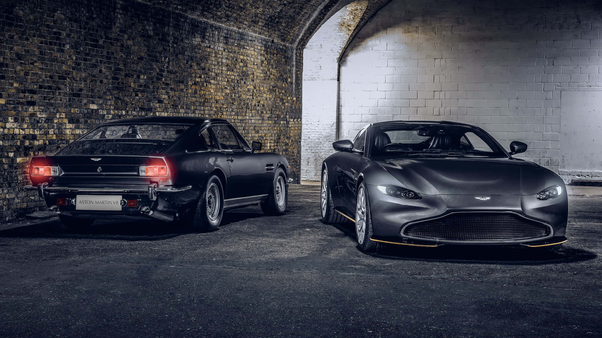 Presenciapoderosa: Un Elegante Aston Martin V12 Vantage En Acción Fondo de pantalla