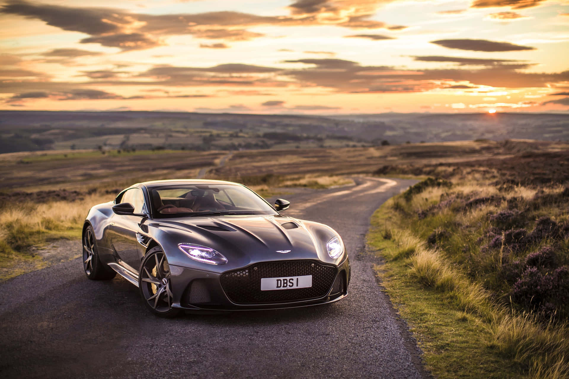 Unimpresionante Aston Martin V12 Vantage En La Carretera Abierta. Fondo de pantalla