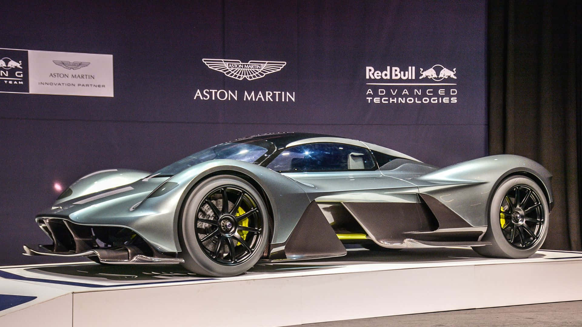 Astonmartin Valkyrie - Una Obra Maestra Futurista Fondo de pantalla