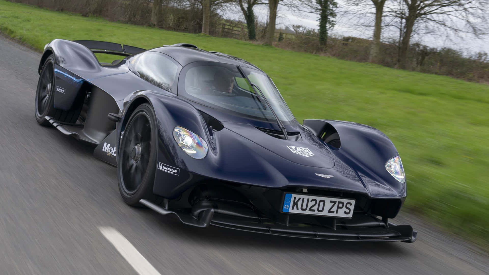 Unelegante Aston Martin Valkyrie Que Se Desplaza A Toda Velocidad Por Una Carretera En El Desierto. Fondo de pantalla