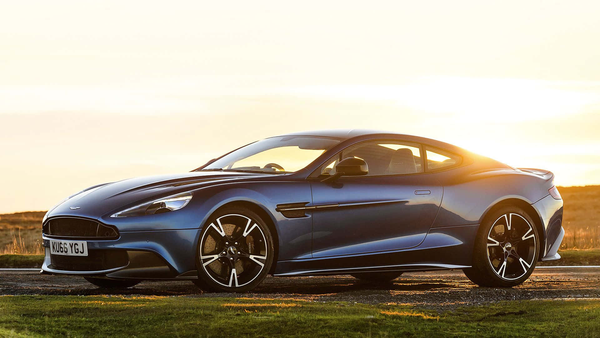 Disfrutade La Emoción Del Aston Martin Vanquish Fondo de pantalla