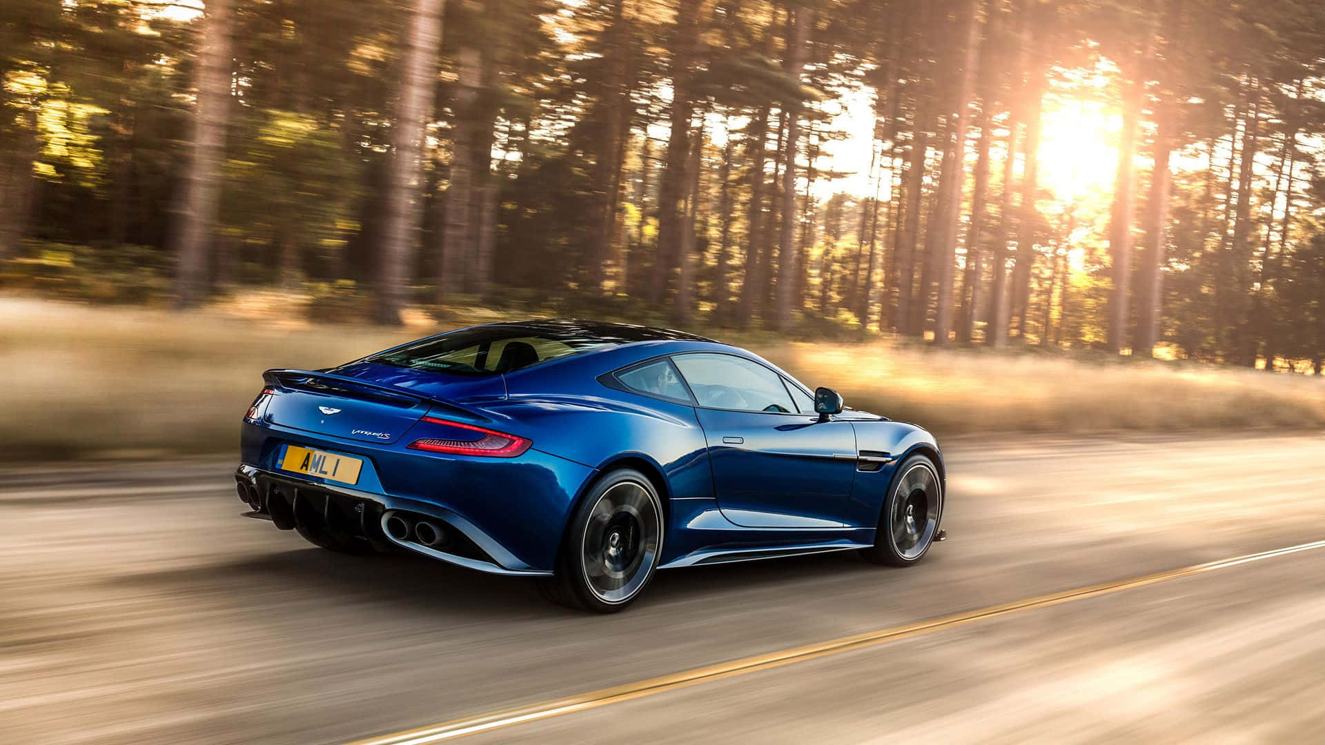 Elegantey Potente Aston Martin Vanquish Fondo de pantalla
