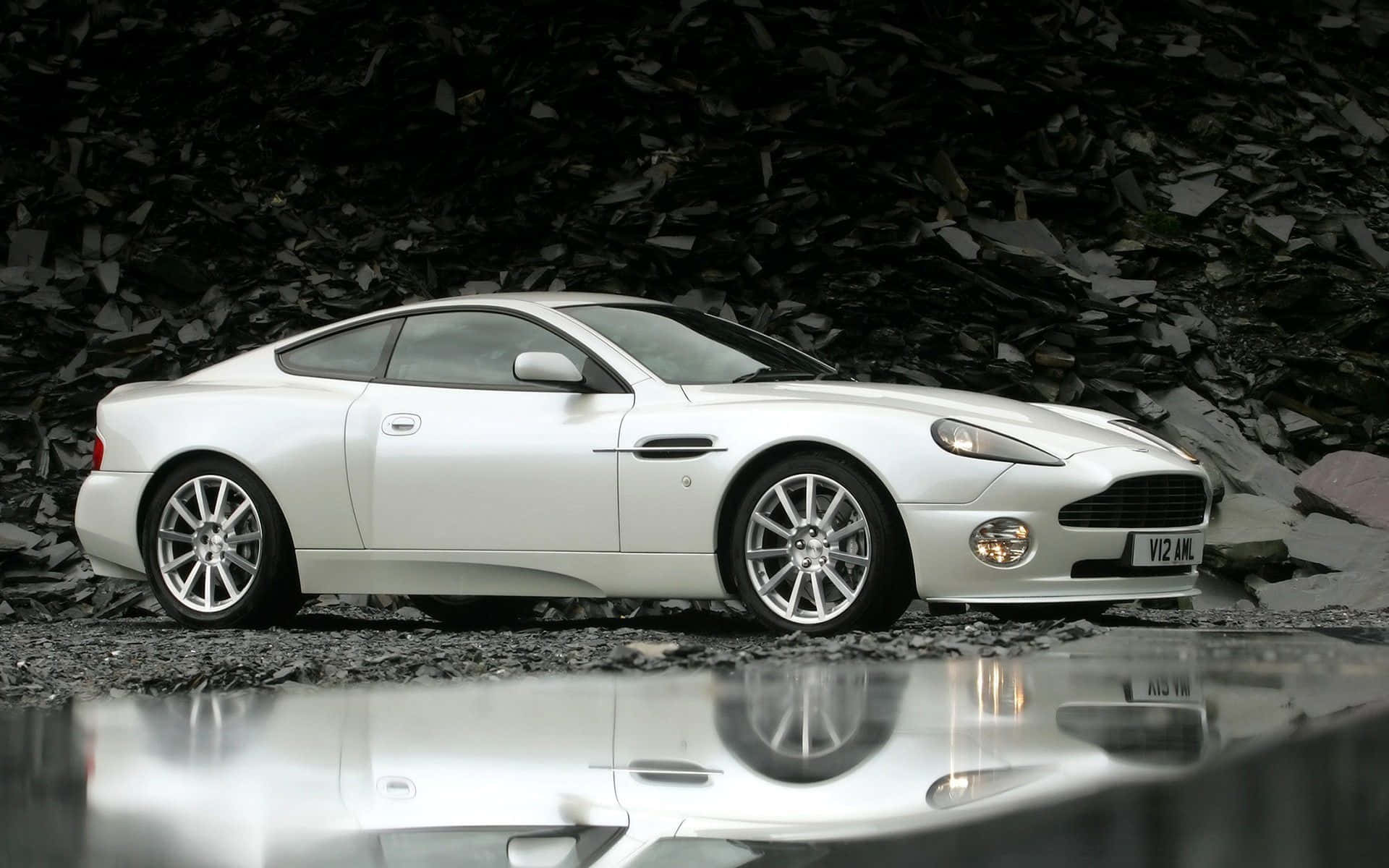 Ellujoso Y Poderoso Aston Martin Vanquish Fondo de pantalla
