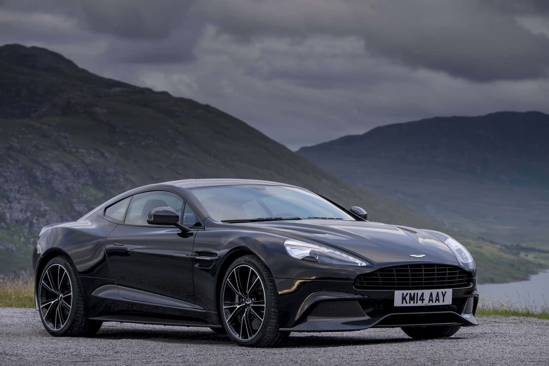 Elegantey Lujoso Aston Martin Vanquish Fondo de pantalla