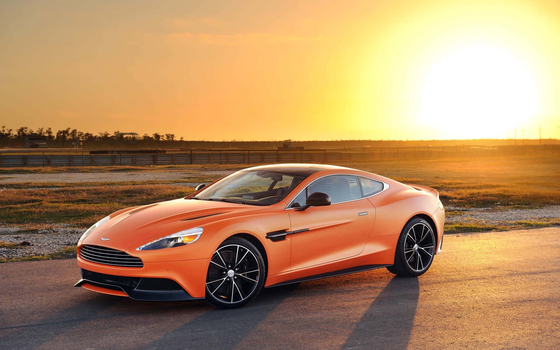 Fascinanteaston Martin Vanquish En Movimiento Fondo de pantalla