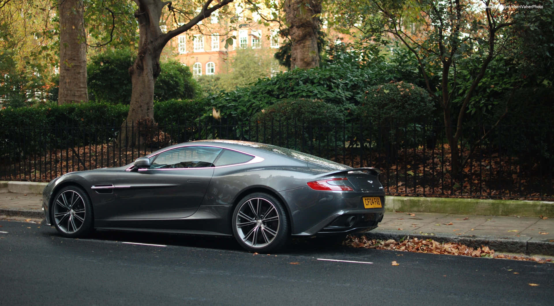 Astonmartin Vanquish: Un Símbolo De Poder Y Lujo Fondo de pantalla