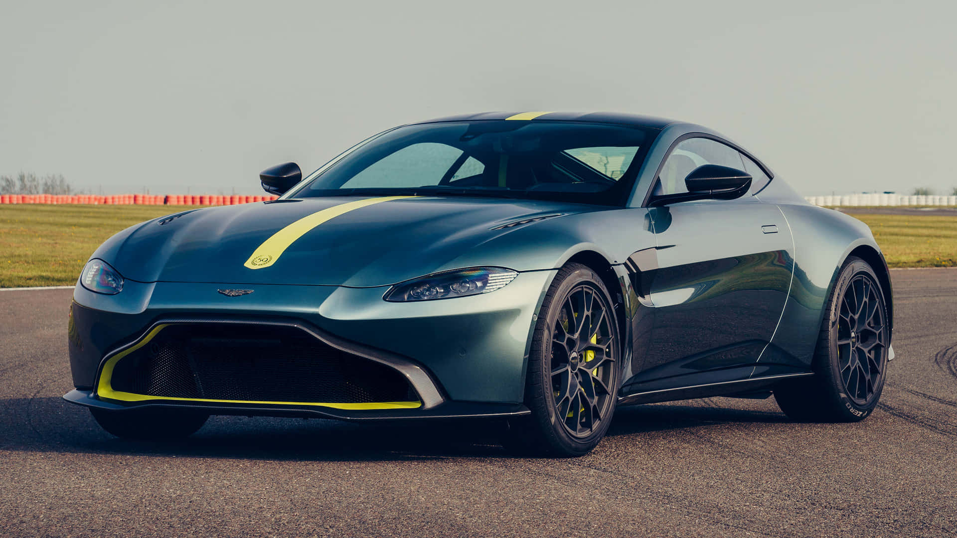 Fondode Pantalla: Aston Martin Vantage Elegante Y Con Estilo En Acción. Fondo de pantalla