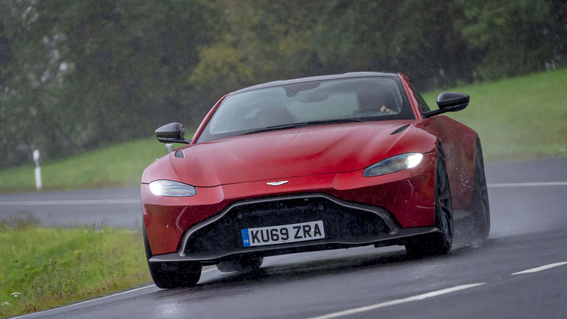 Elegantey Lujoso Aston Martin Vantage En Alta Definición Fondo de pantalla