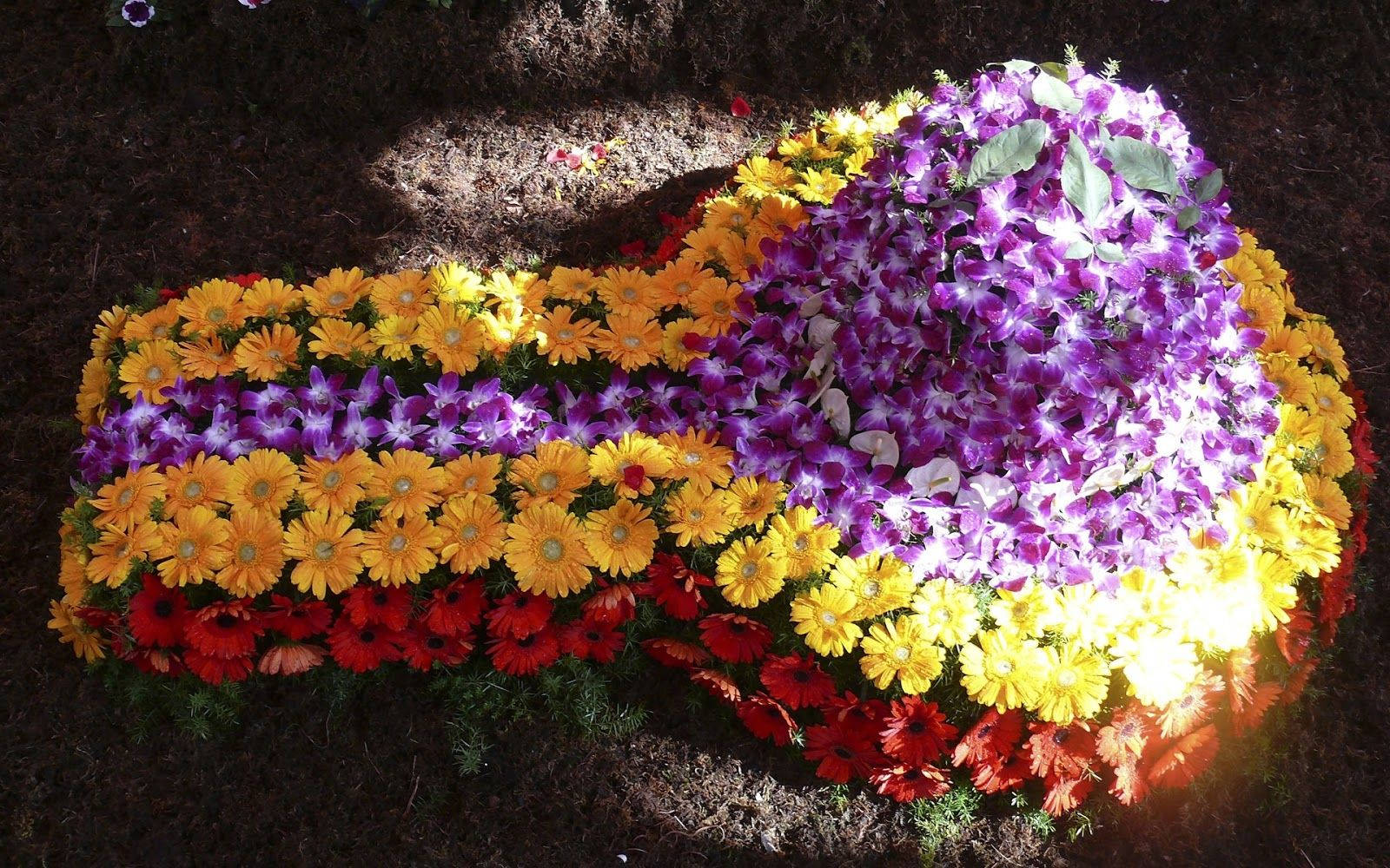 Impresionantelingam De Shiva Con Flores Coloridas. Fondo de pantalla