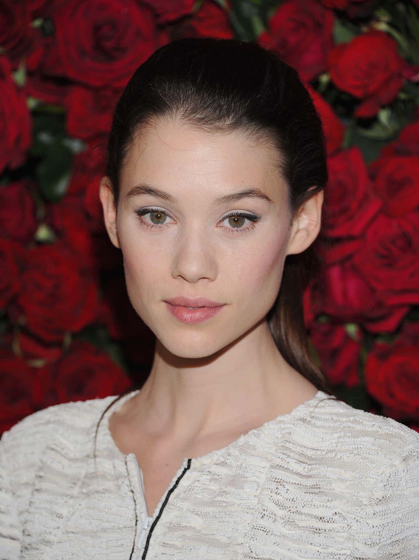 Astridberges Frisbey Radiante En Una Foto De Retrato Fondo de pantalla