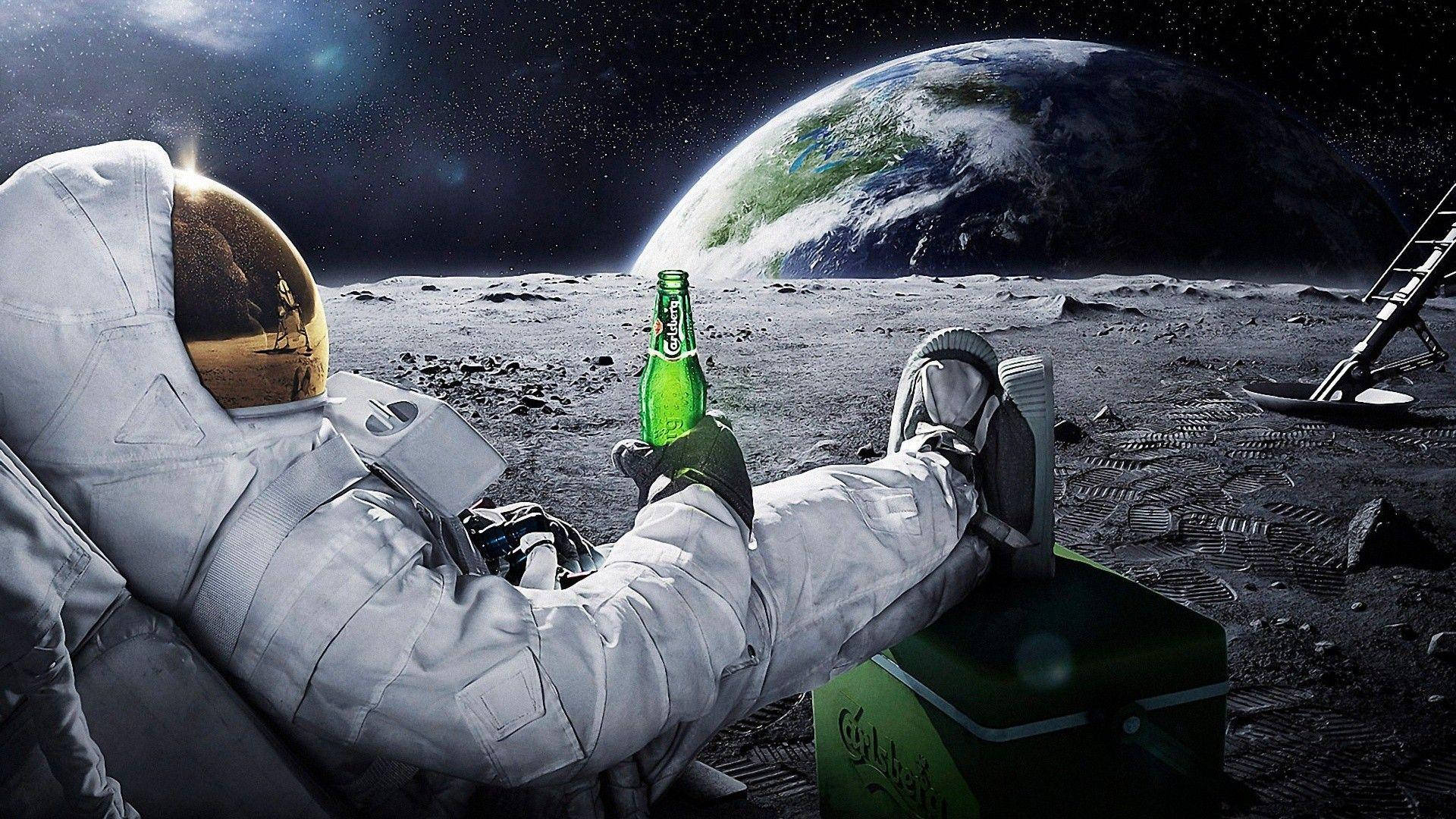 Astronauten Dricker Den Coolaste Skrivbordsbakgrunden Någonsin! Wallpaper