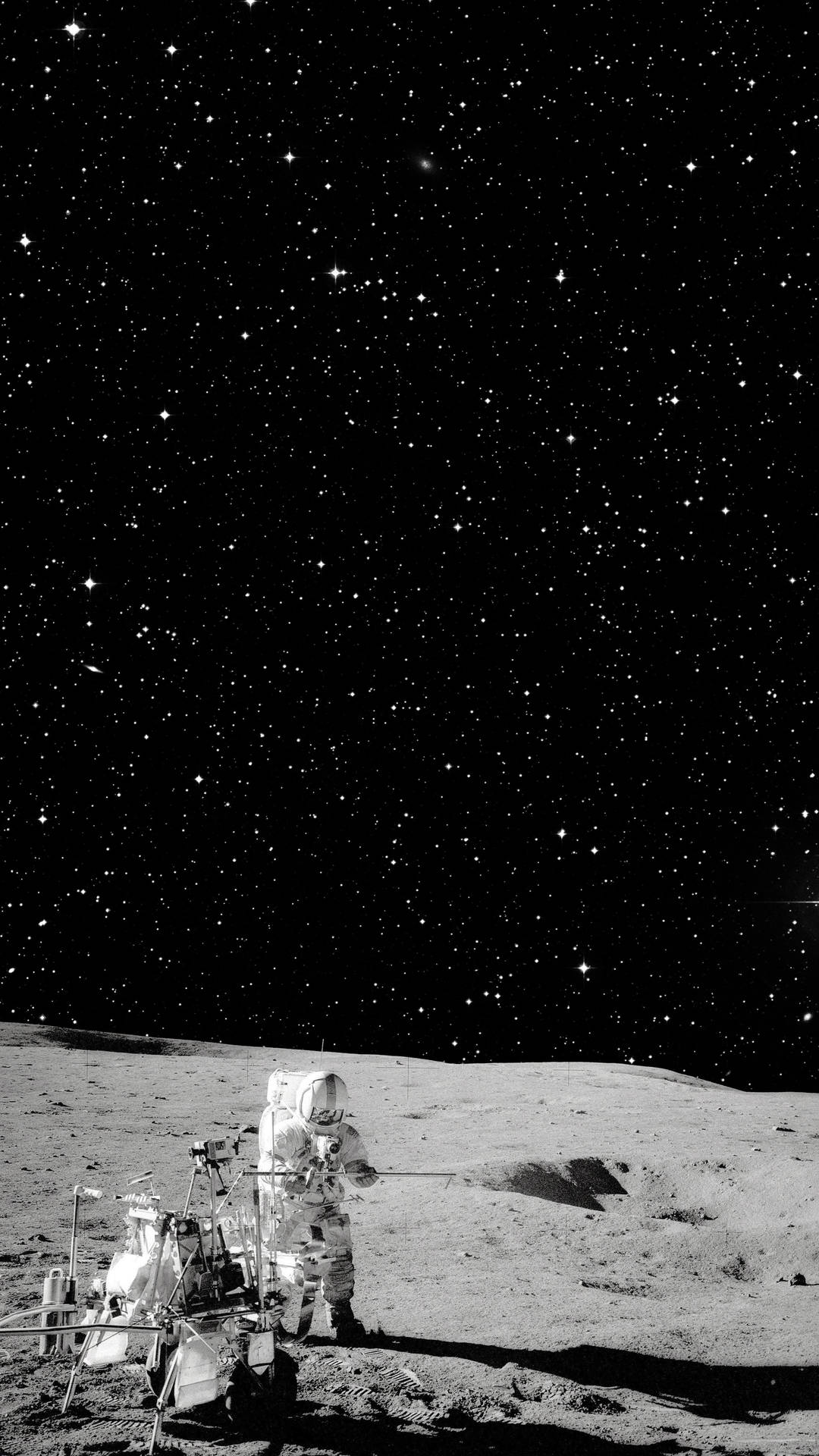 Astronautauf Dem Mond Oled Iphone Wallpaper
