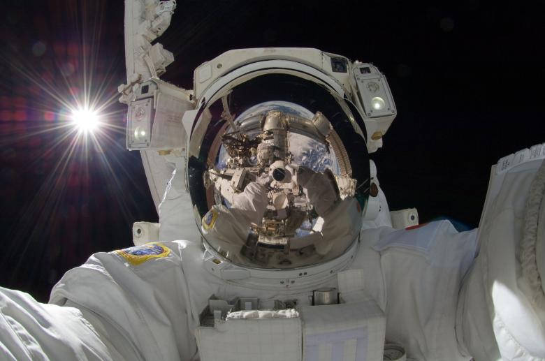 Astronautim Weltraum Macht Ein Selfie. Wallpaper