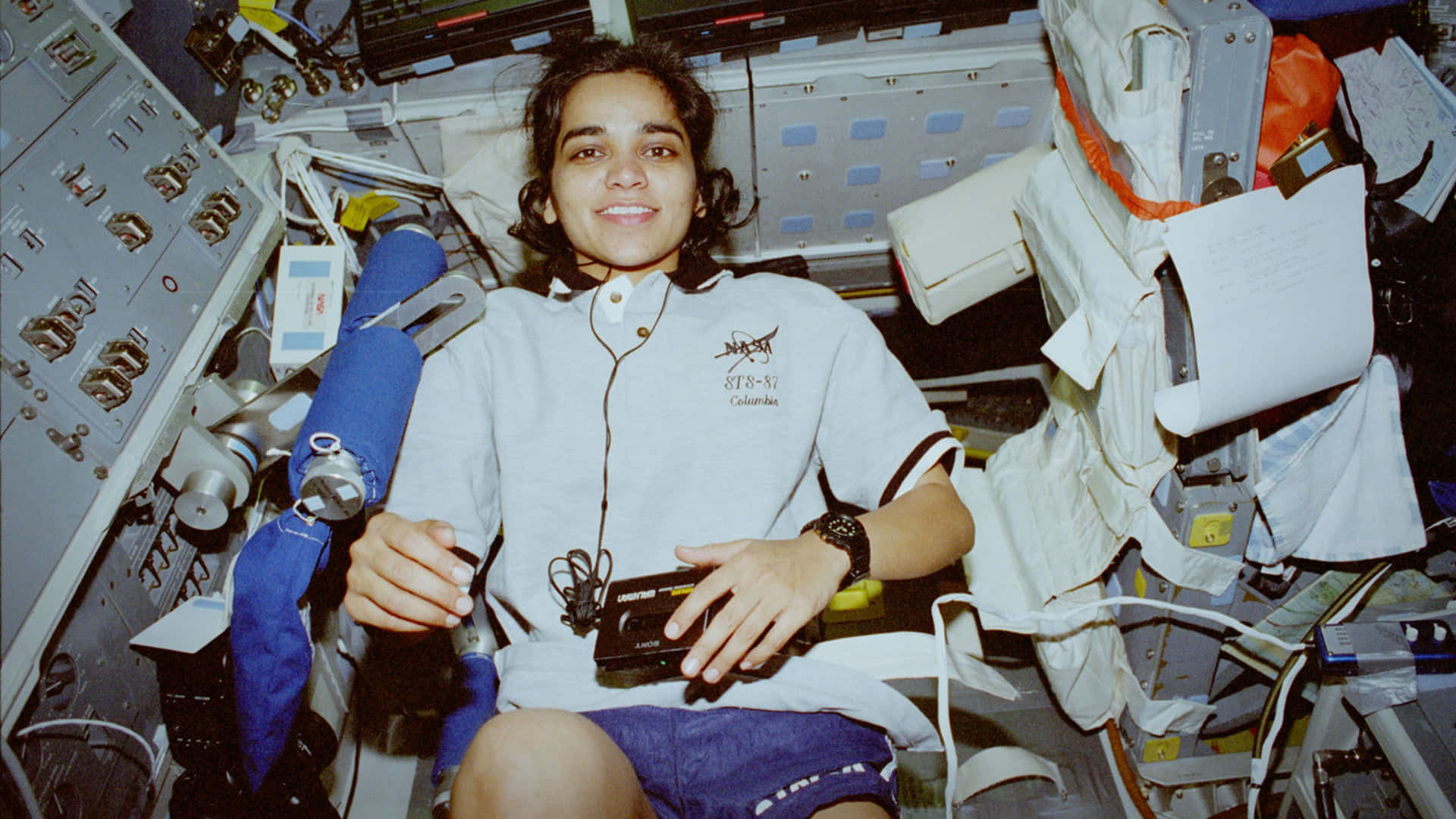 Astronautti Kalpana Chawla Avaruusmissiossa Taustakuva