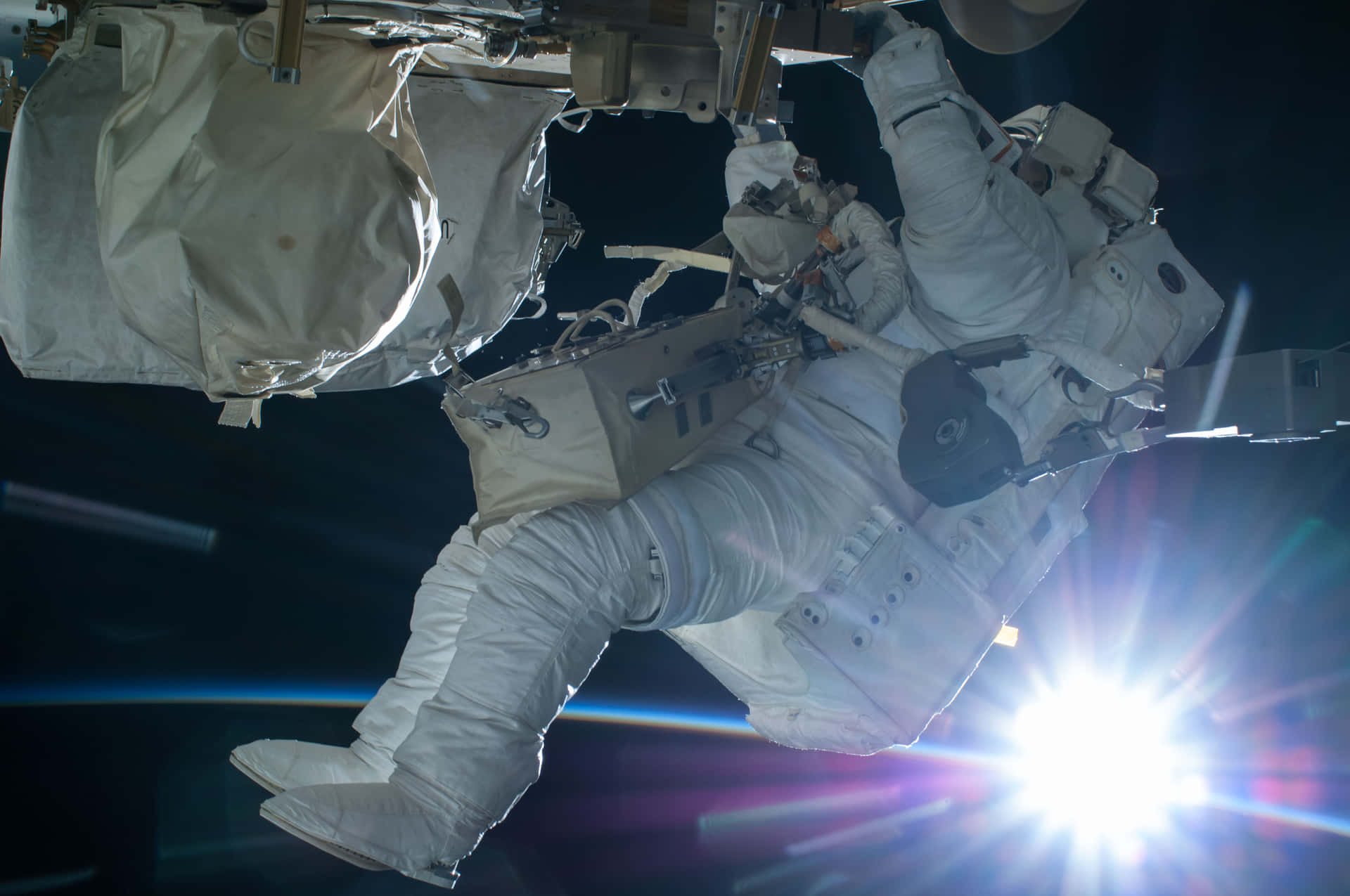Enmodig Astronaut Tager På En Udforskningstur I Det Enorme, Ukendte Rum.