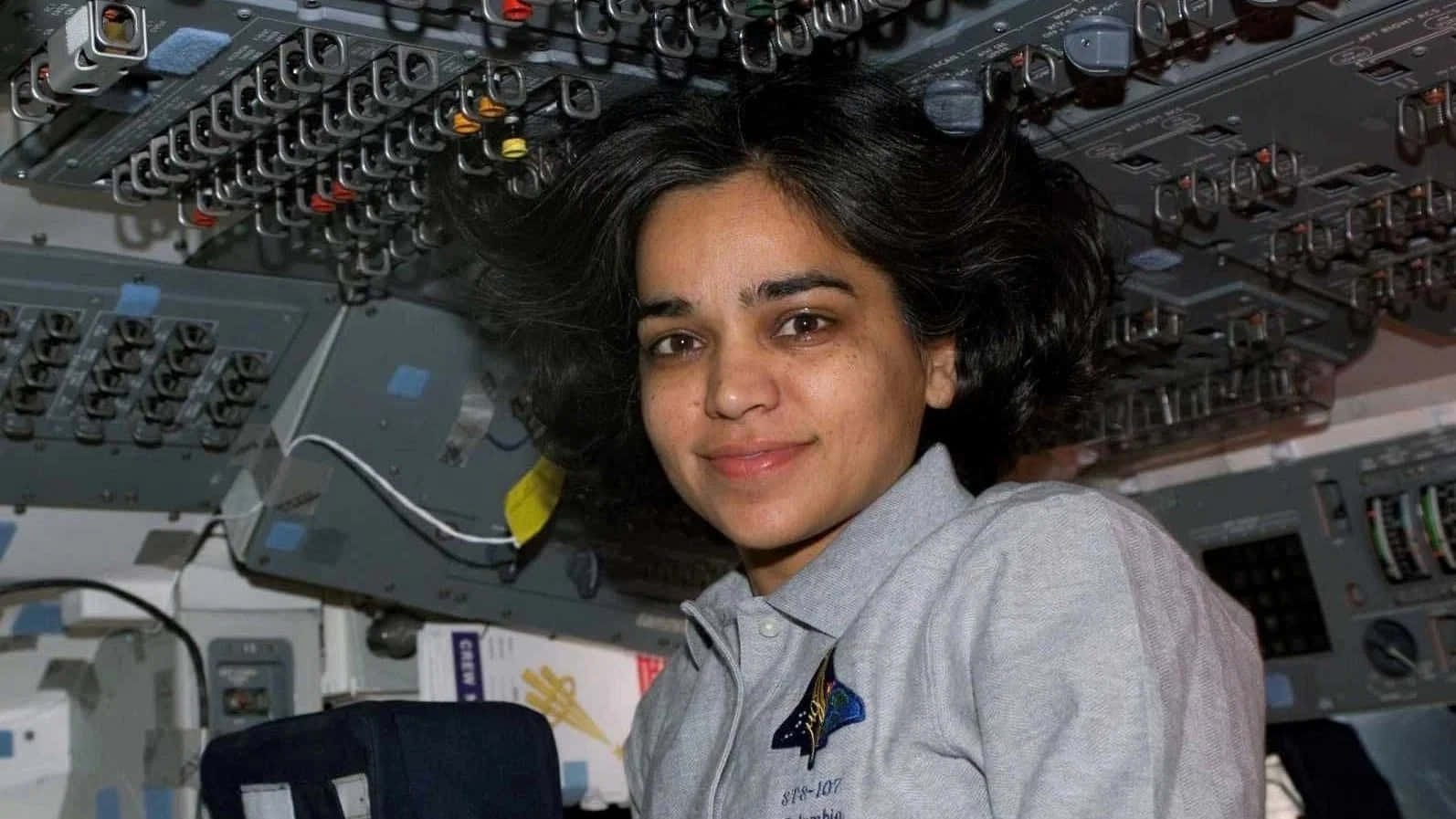 Astronaut In Space Shuttle Cockpit Achtergrond