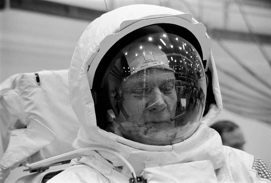 Astronautin Spacesuit Helmet Reflection Wallpaper