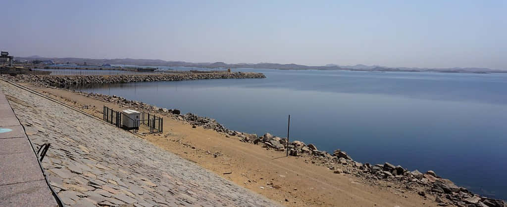 Unavista Maestosa Della Pervasiva Riva Della Diga Di Aswan High Dam. Sfondo