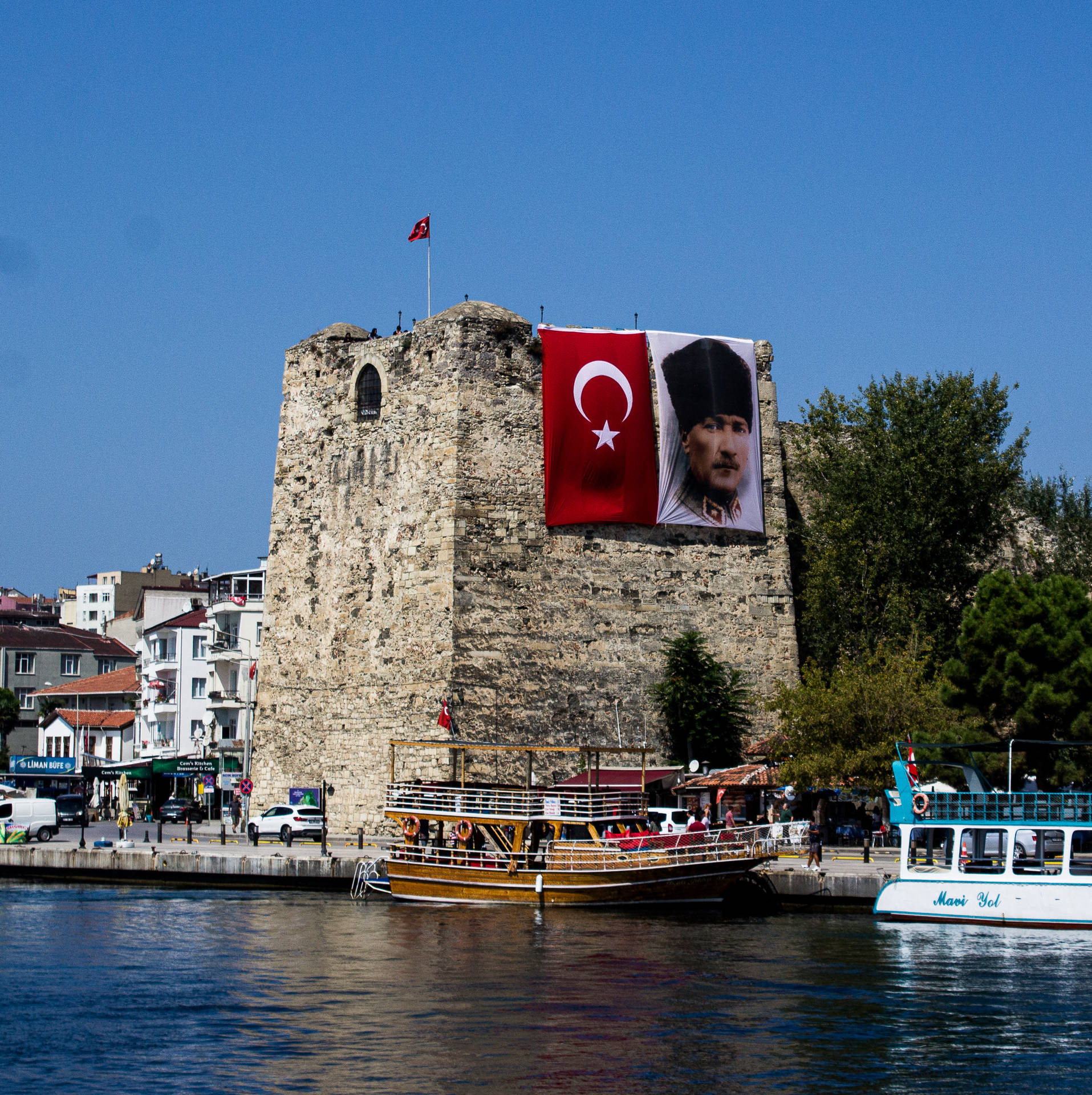 Stendardo Ataturk Sulla Fortezza Di Sinop Sfondo