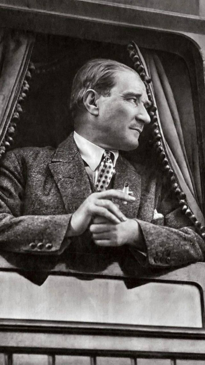Ataturk Rygning Uden For Vinduet Wallpaper