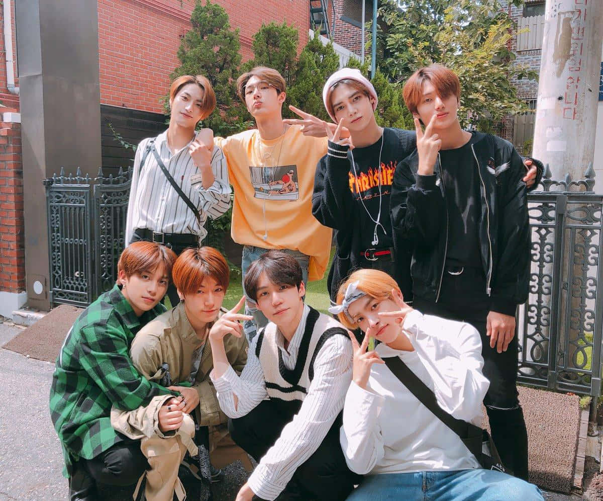 Let your desktop be filled with the energy of K-pop group Ateez with the perfect wallpaper Wallpaper
