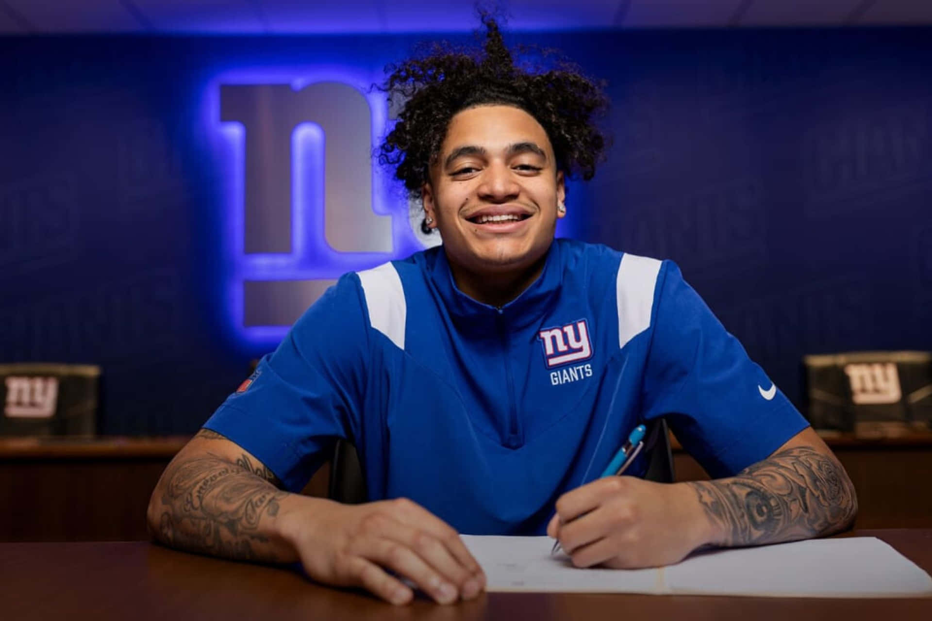 Athlete Signing Contractwith N Y Giants Wallpaper
