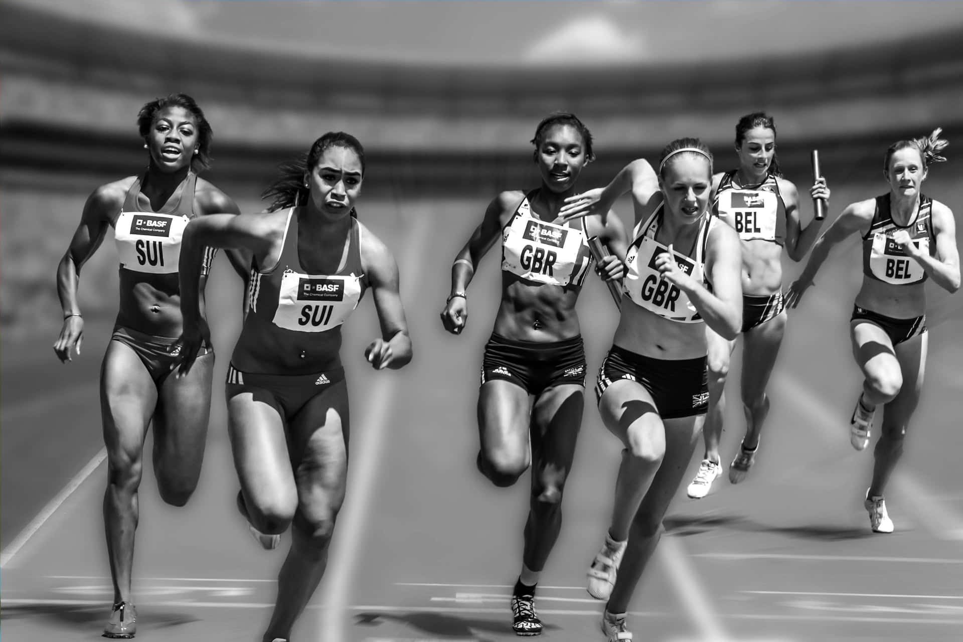 Kvindelige atleter i sort og hvid æstetik Wallpaper