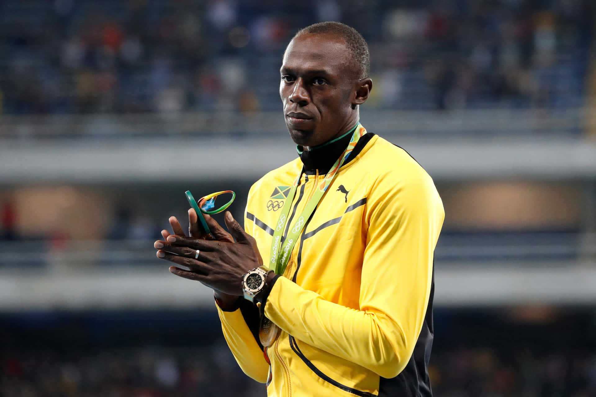 Atletausain Bolt Vistiendo Amarillo Fondo de pantalla