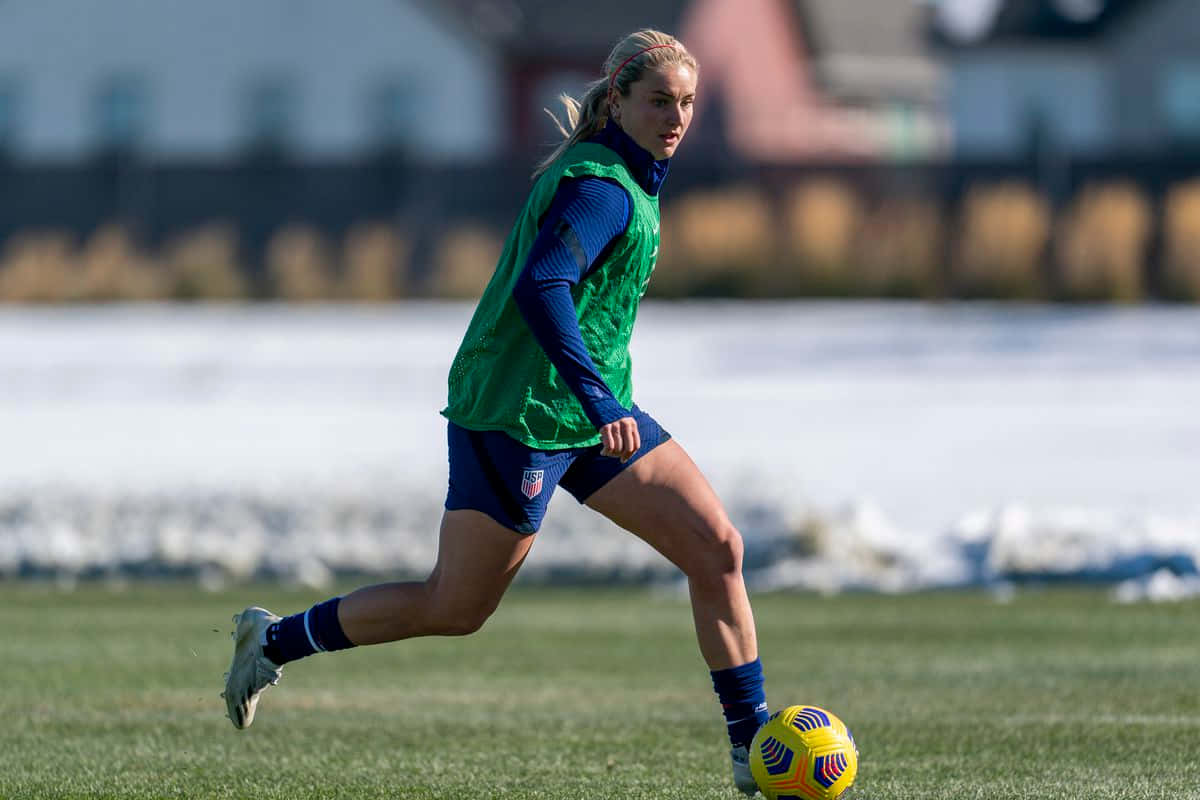 Athletic Prowess - Lindsey Horan In Action Wallpaper