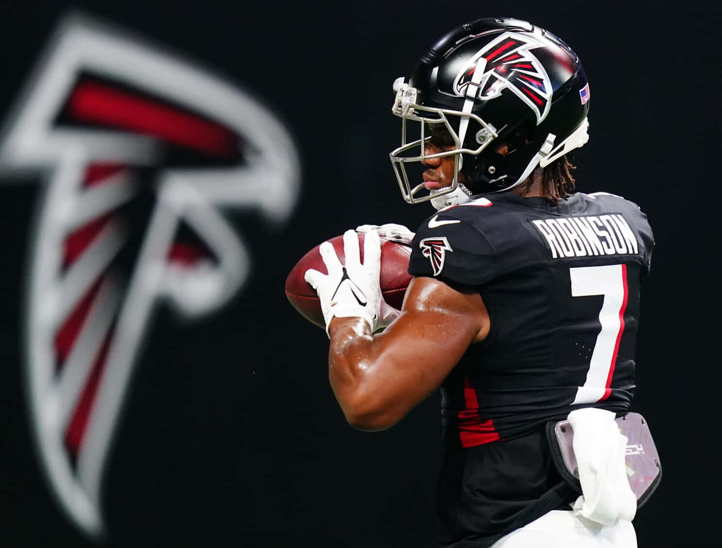 Atlanta Falcons Player Robinson Catching Football Wallpaper