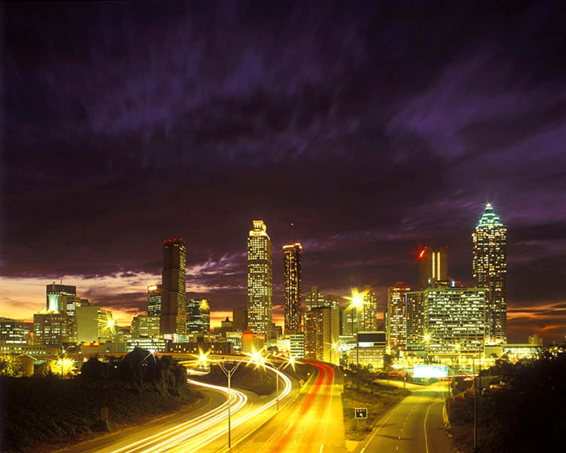 Silhuettenav Det Pulserande Atlantas Skyline I Georgia.