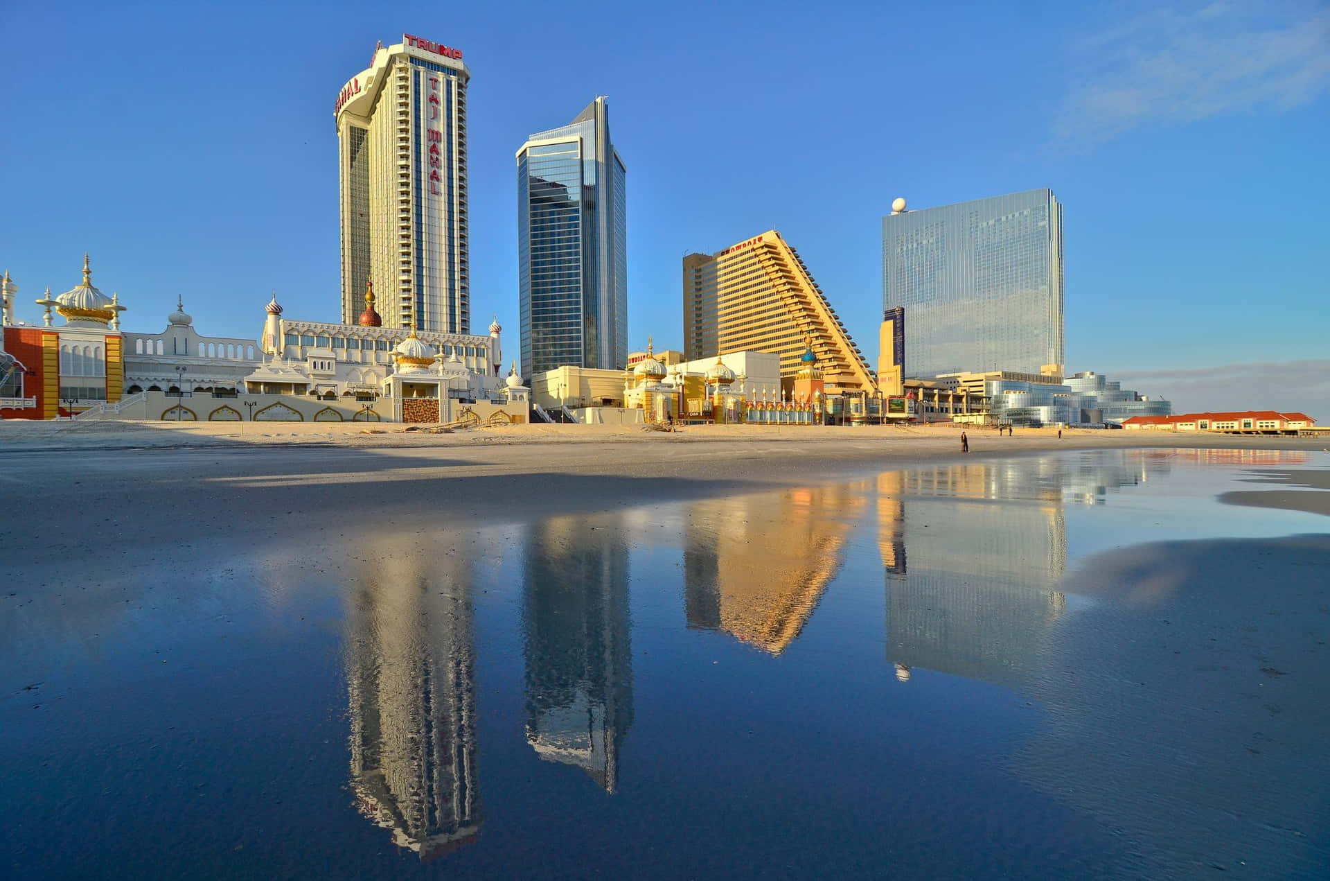 Imagende Los Edificios De Atlantic City Con Reflejo En Contexto De Fondos De Pantalla Para Ordenadores O Móviles.