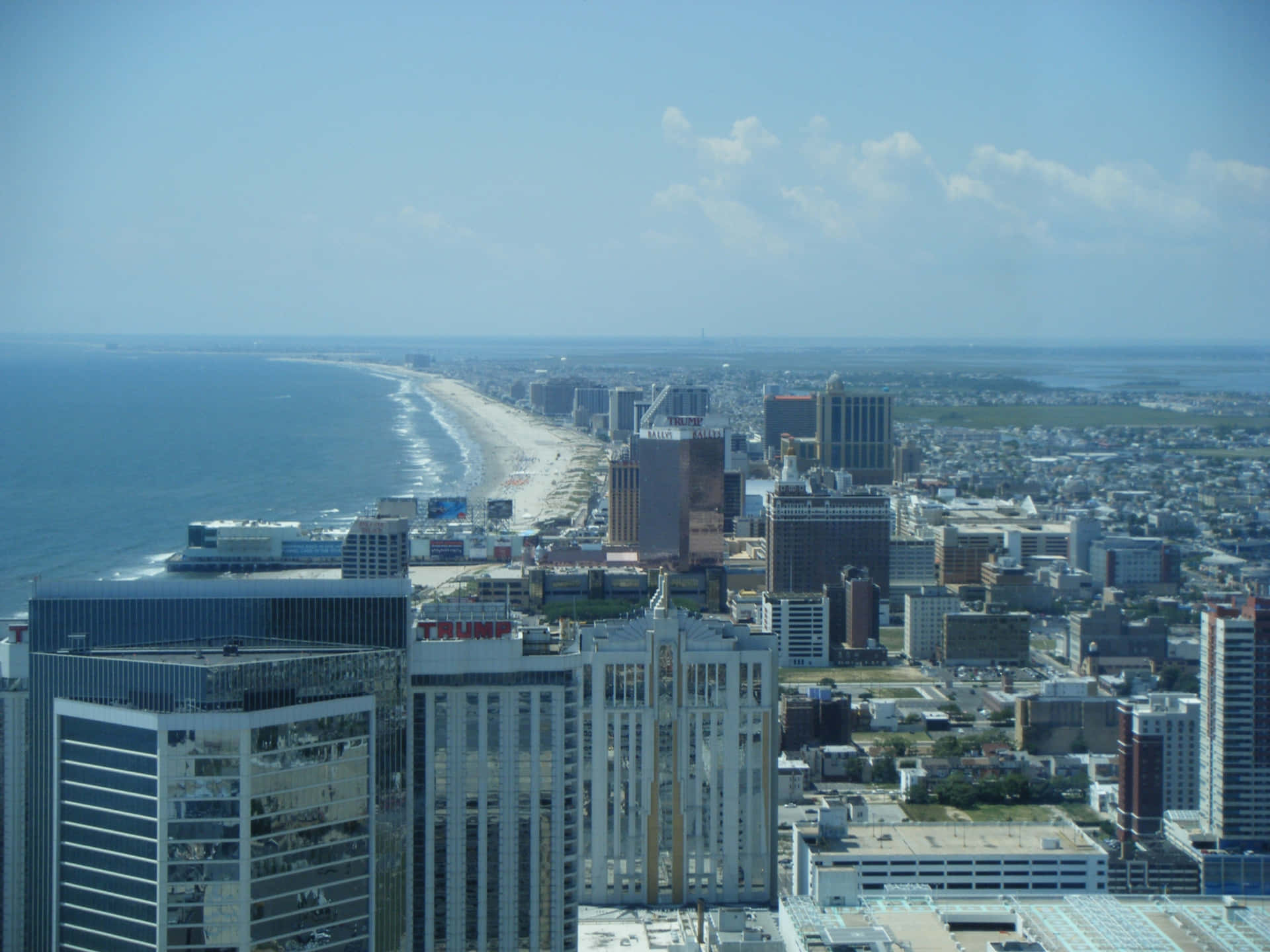 Edificiosde Atlantic City Y Foto Del Océano.