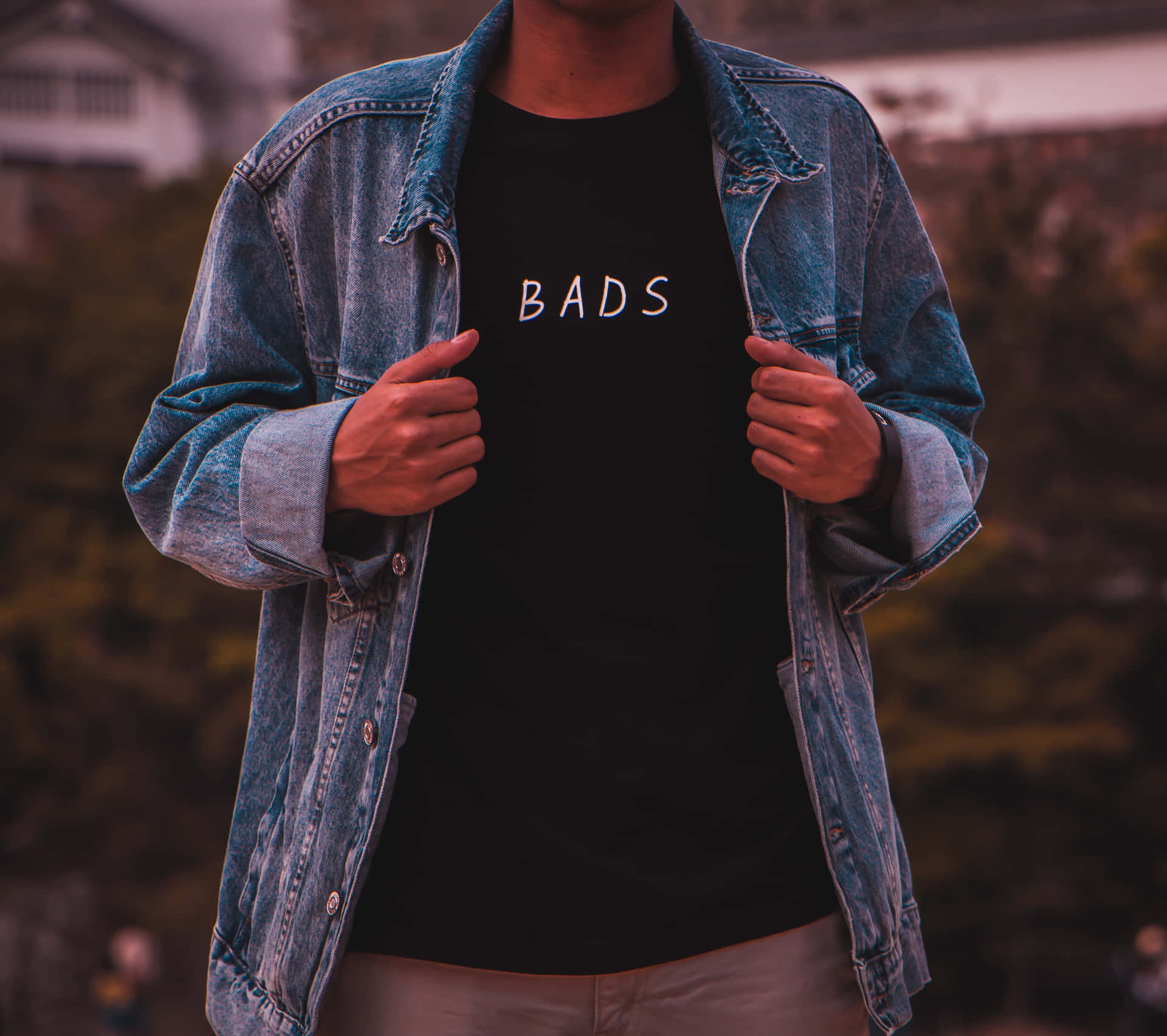 A Man Wearing A T - Shirt With The Word Bads On It