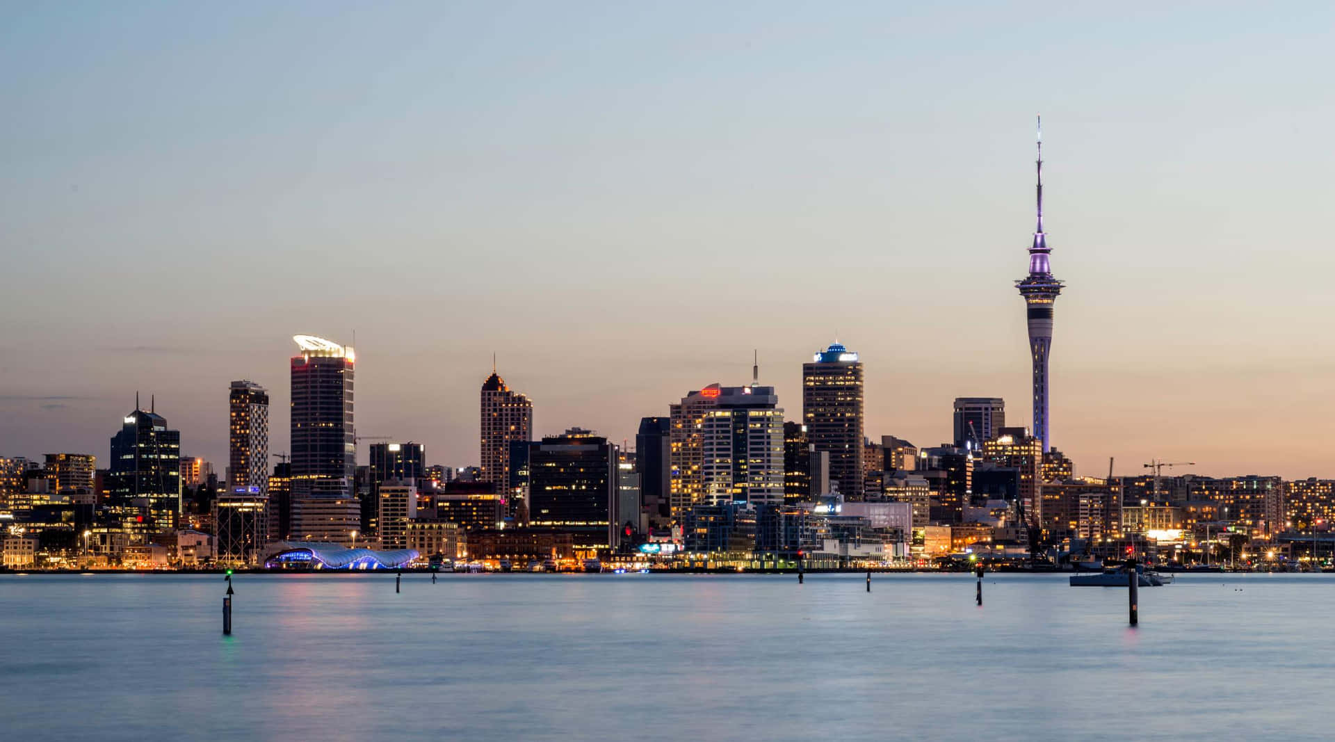 Pemandangan Senja Skyline Auckland Dengan Sky Tower Mendominasi Wallpaper